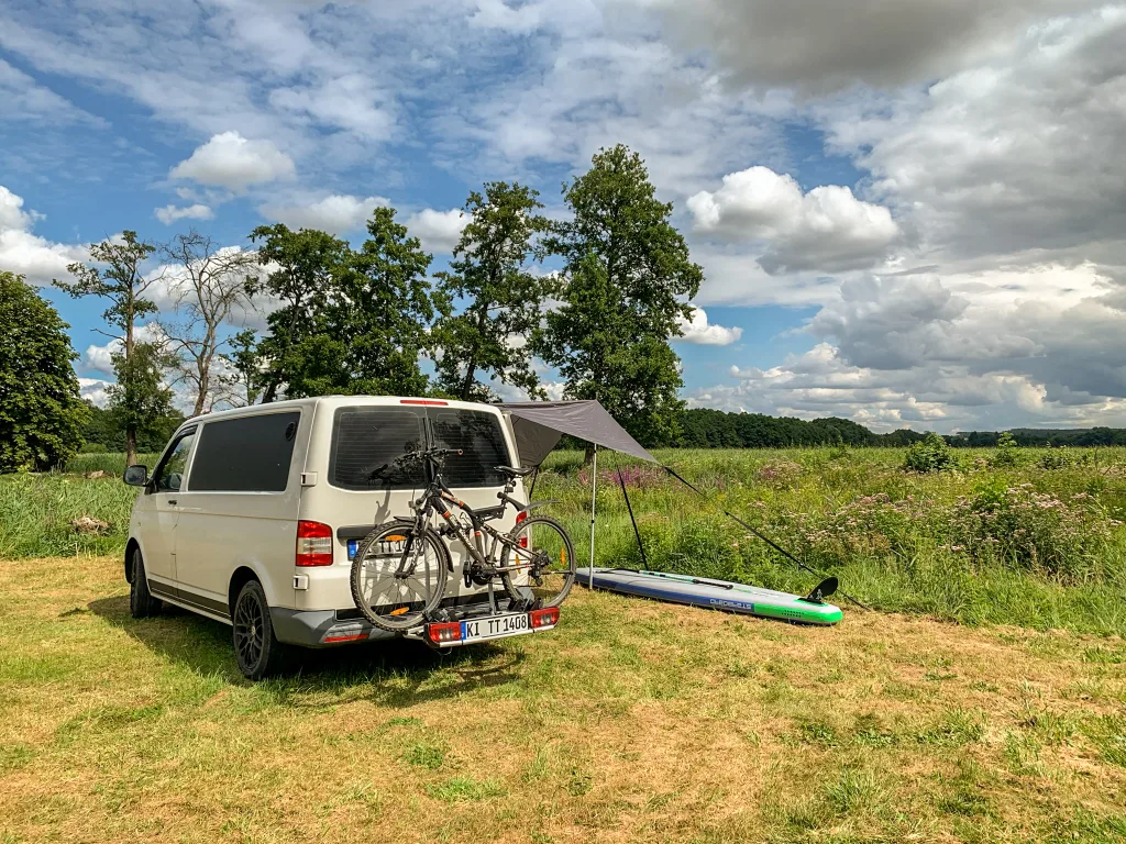 Mein Camper auf der Wiese vom Campingplatz