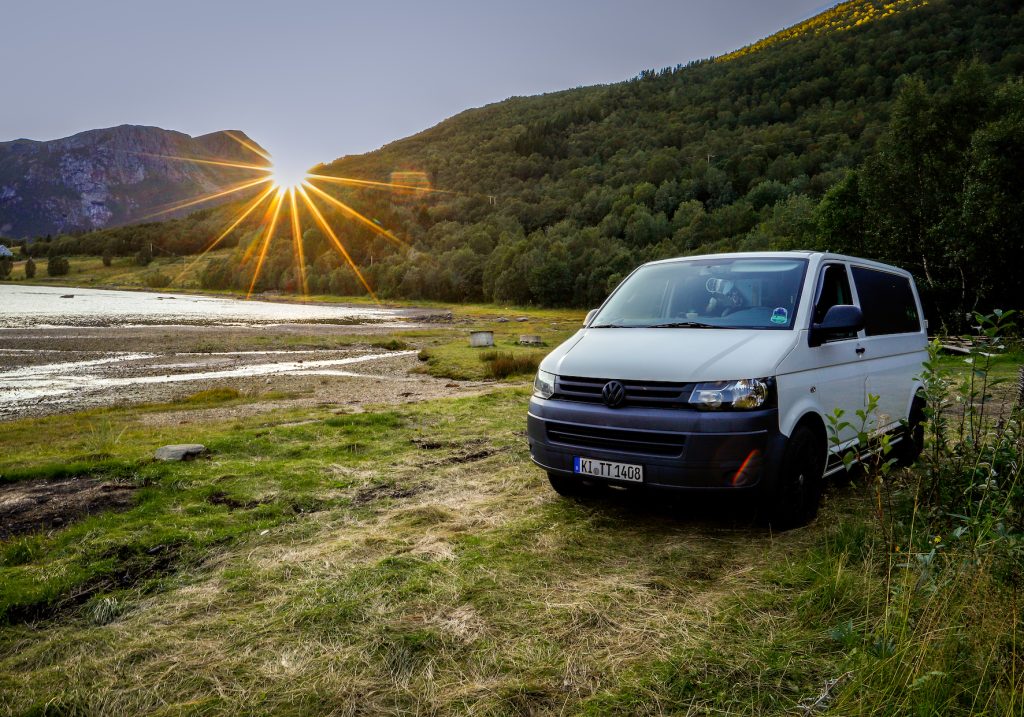 Camper im Sonnenuntergang Roadtrip Packliste